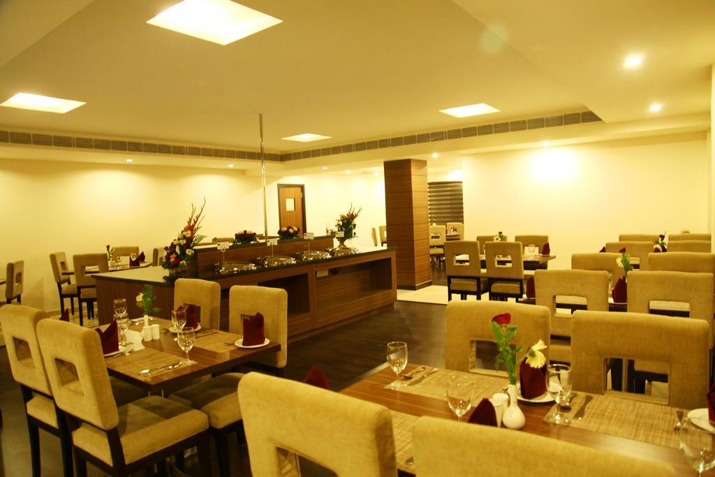Continent Nakodar Hotel & Resorts Luaran gambar