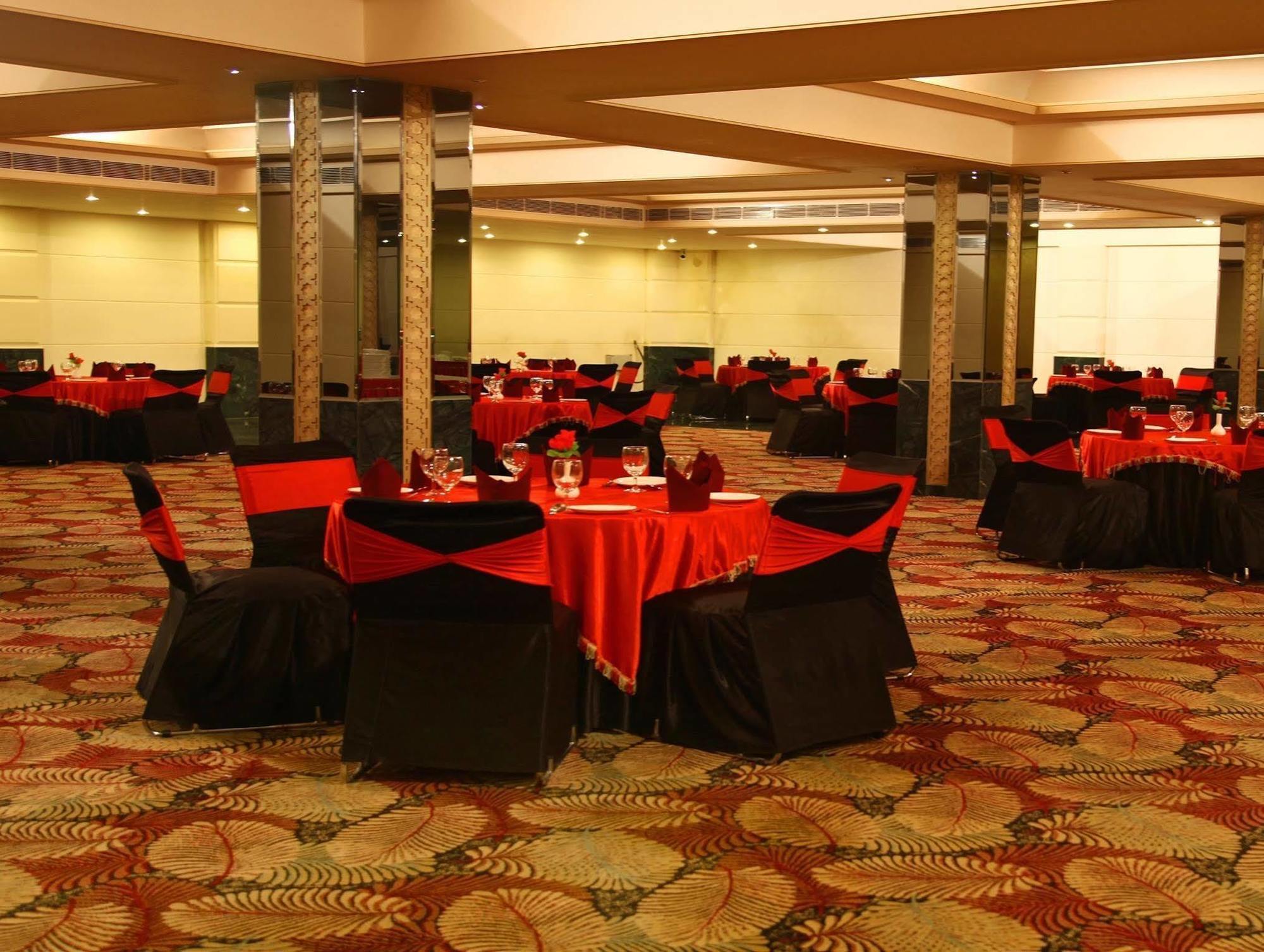 Continent Nakodar Hotel & Resorts Luaran gambar
